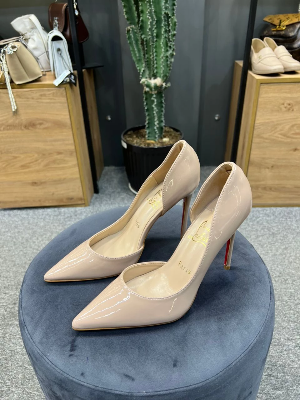 کفش لوبوتین